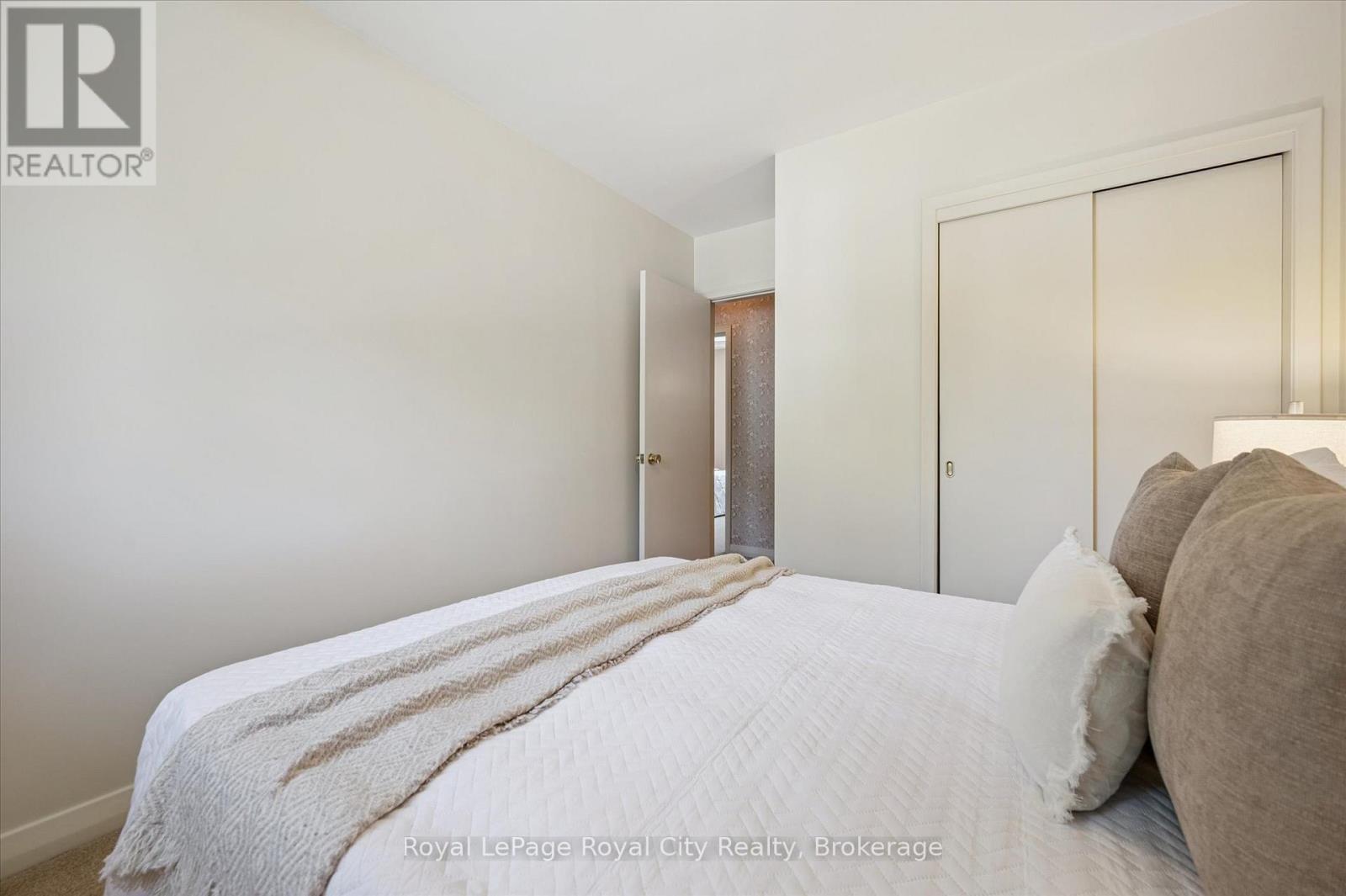 












67 WOODSIDE ROAD

,
Guelph (Dovercliffe Park/Old University),




Ontario
N1G2H1

