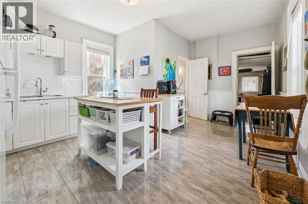 












156 WELLINGTON Street N

,
Kitchener,




Ontario
N2H5K1

