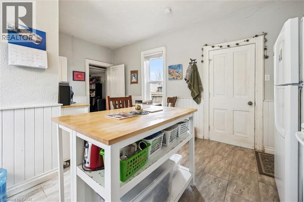 












156 WELLINGTON Street N

,
Kitchener,




Ontario
N2H5K1

