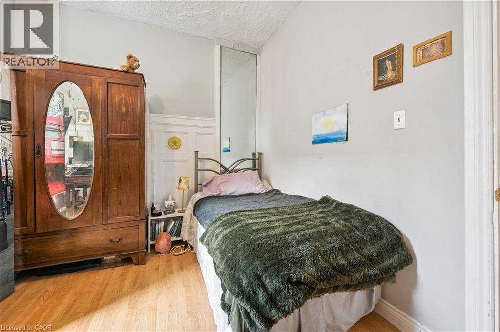 












156 WELLINGTON Street N

,
Kitchener,




Ontario
N2H5K1

