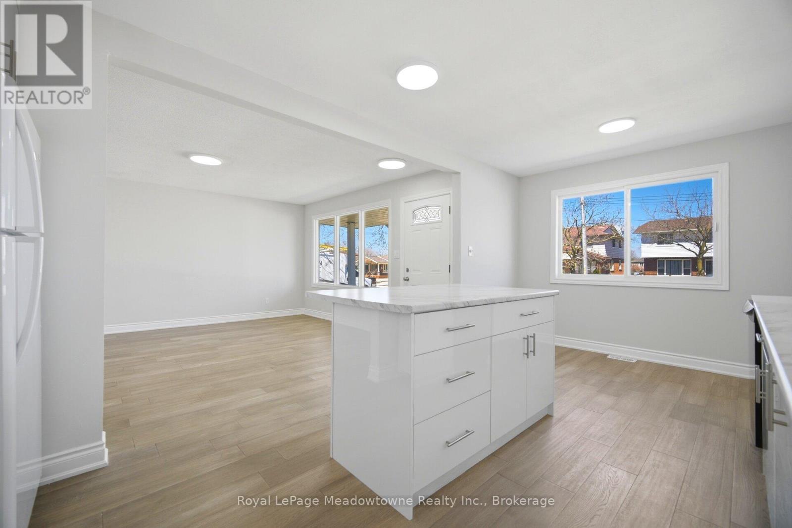 












680 RAGLAN STREET

,
Minto,




Ontario
N0G2P0

