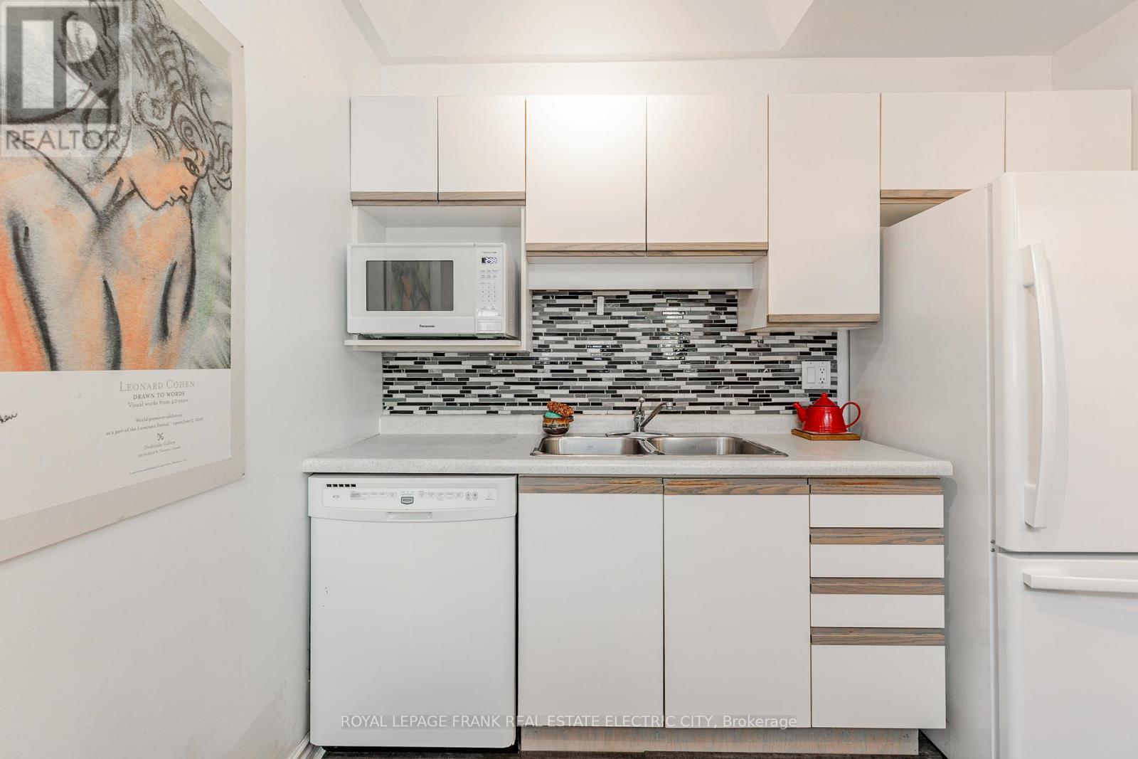 












6 - 685 WHITAKER STREET

,
Peterborough (Ashburnham Ward 4),




Ontario
K9H7K3

