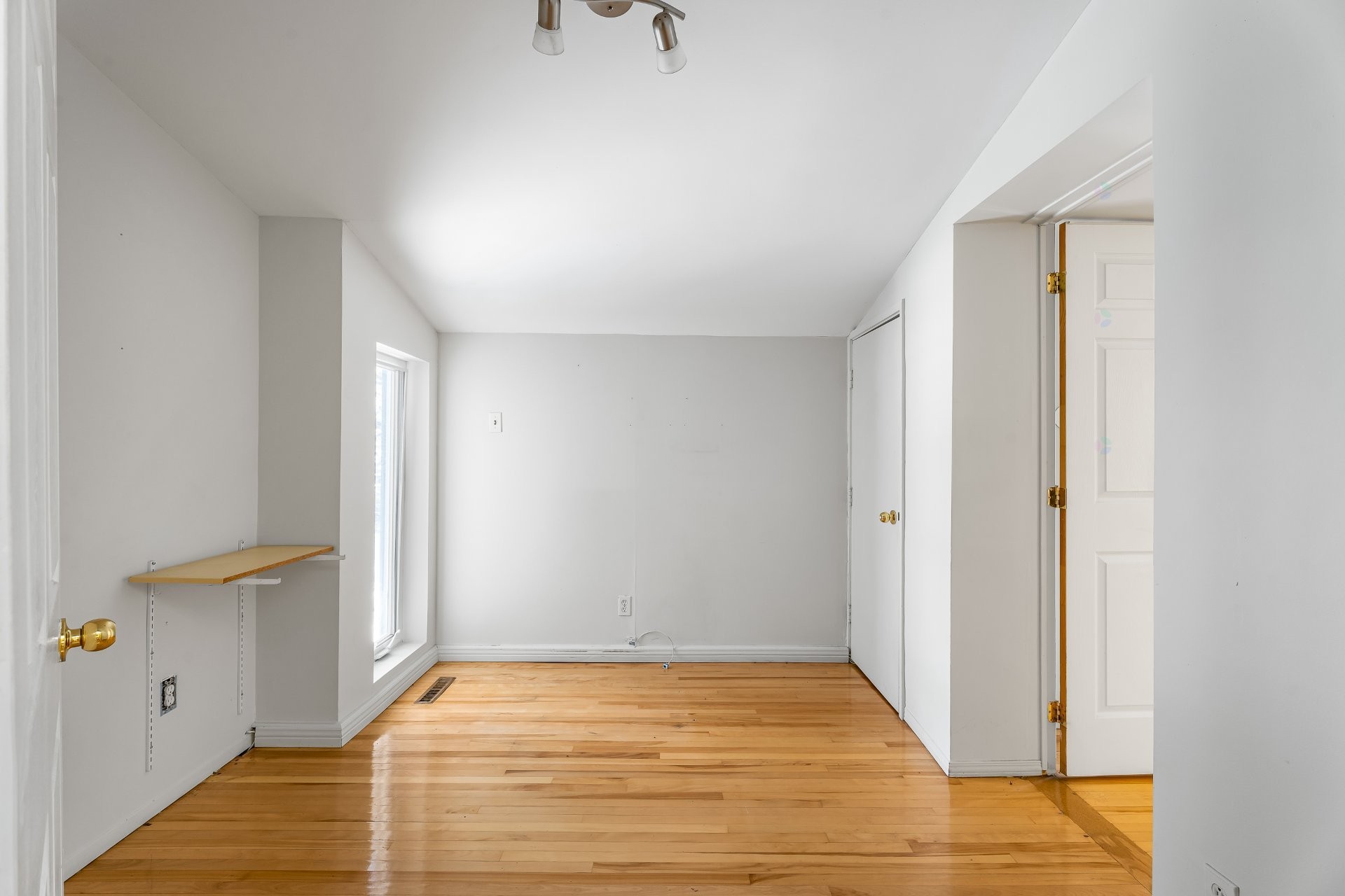 









1102


Boul. de La Salette

,
Saint-Jérôme,




QC
J5L2J7

