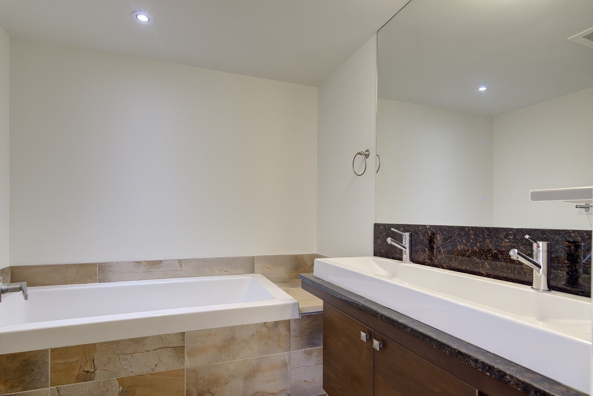 









801


Rue de la Commune E.

, 704,
Montréal (Ville-Marie),




QC
H2L0A3

