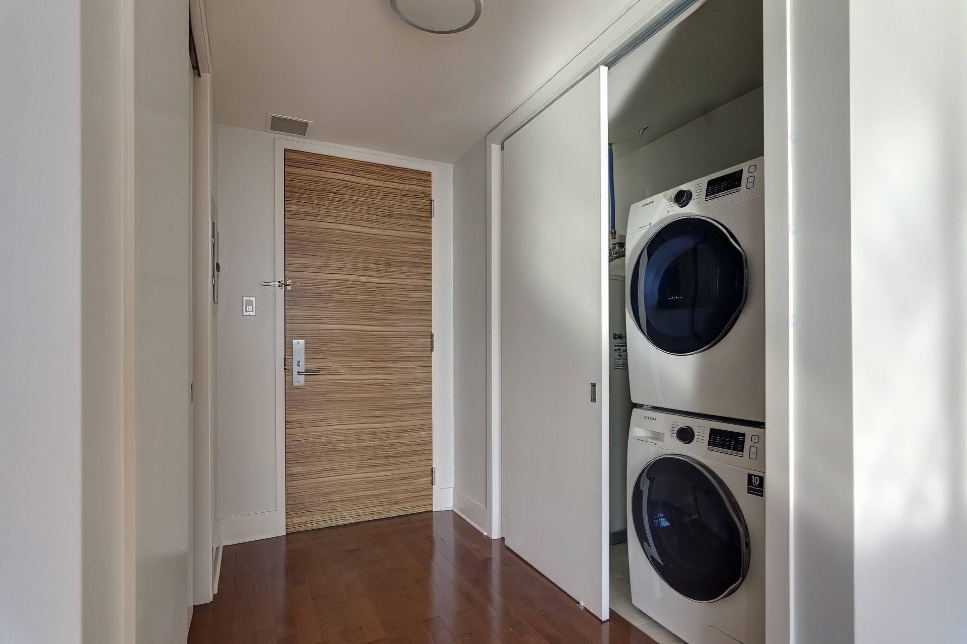 









801


Rue de la Commune E.

, 704,
Montréal (Ville-Marie),




QC
H2L0A3

