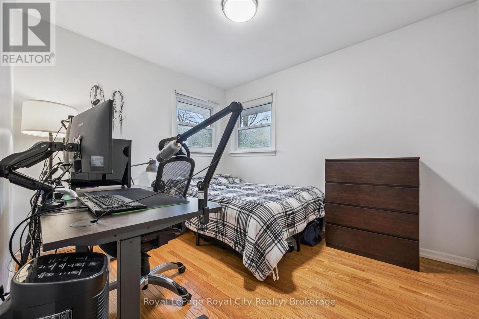 












12 DEL MAR BOULEVARD

,
Guelph (St. George's),




Ontario
N1E2K8

