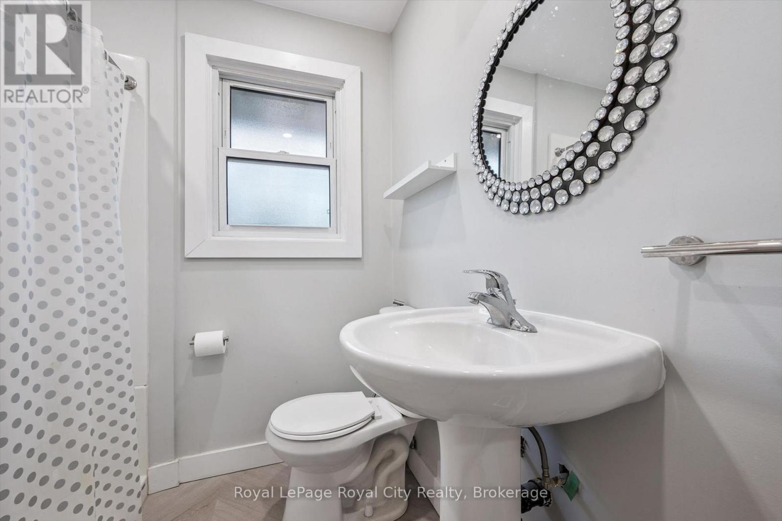 












12 DEL MAR BOULEVARD

,
Guelph (St. George's),




Ontario
N1E2K8

