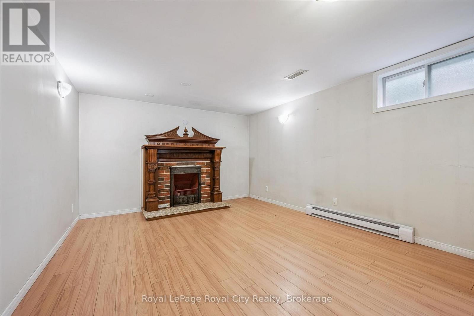 












12 DEL MAR BOULEVARD

,
Guelph (St. George's),




Ontario
N1E2K8

