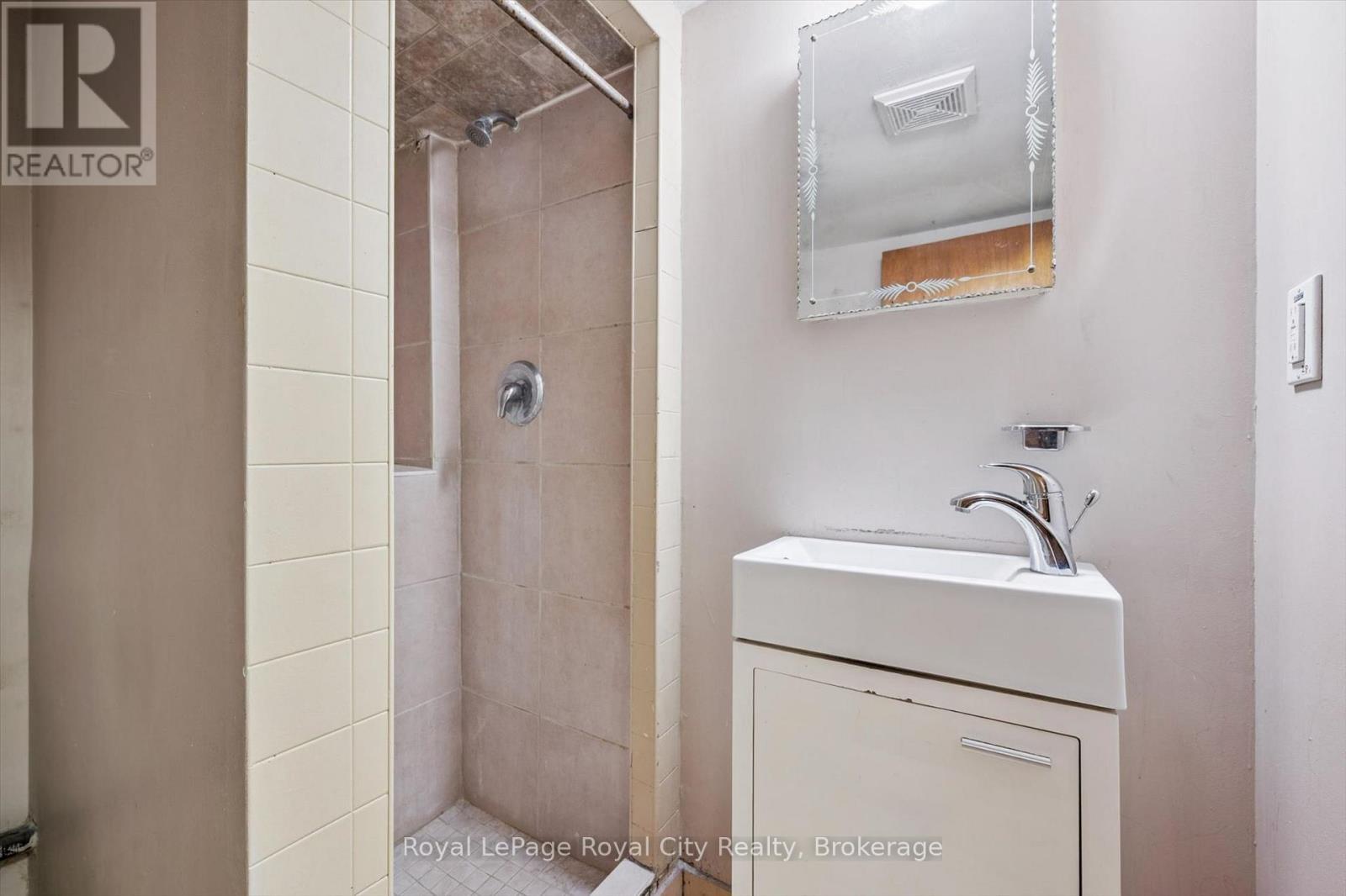 












12 DEL MAR BOULEVARD

,
Guelph (St. George's),




Ontario
N1E2K8

