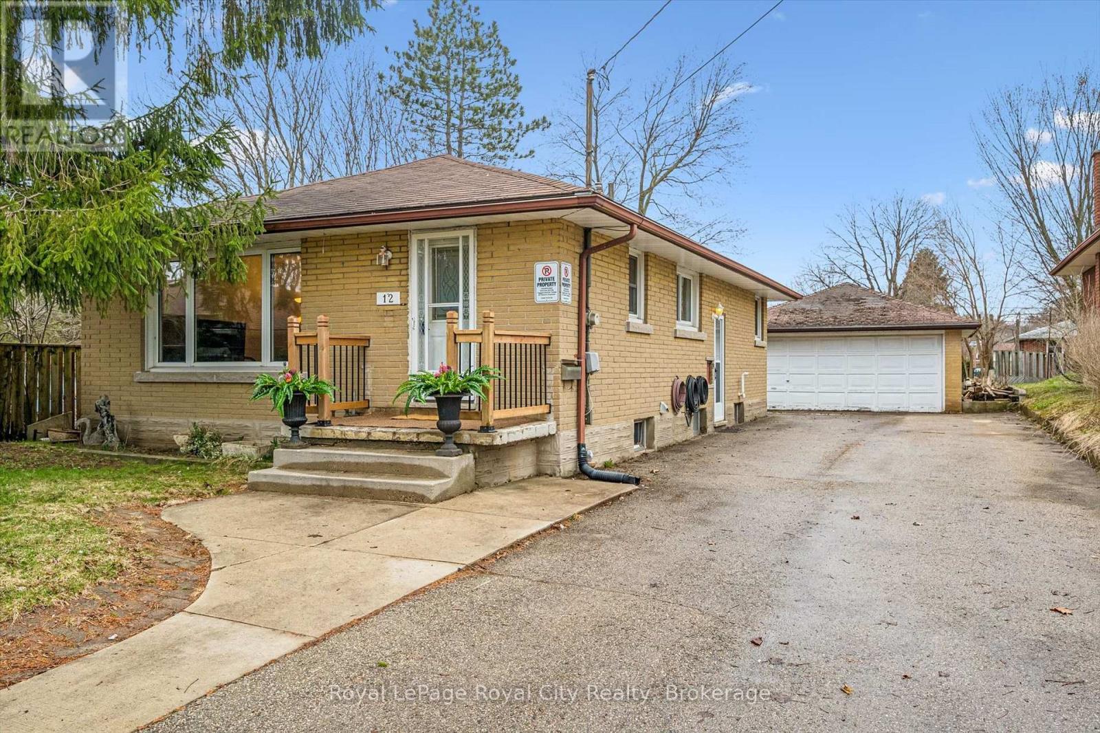 












12 DEL MAR BOULEVARD

,
Guelph (St. George's),




Ontario
N1E2K8

