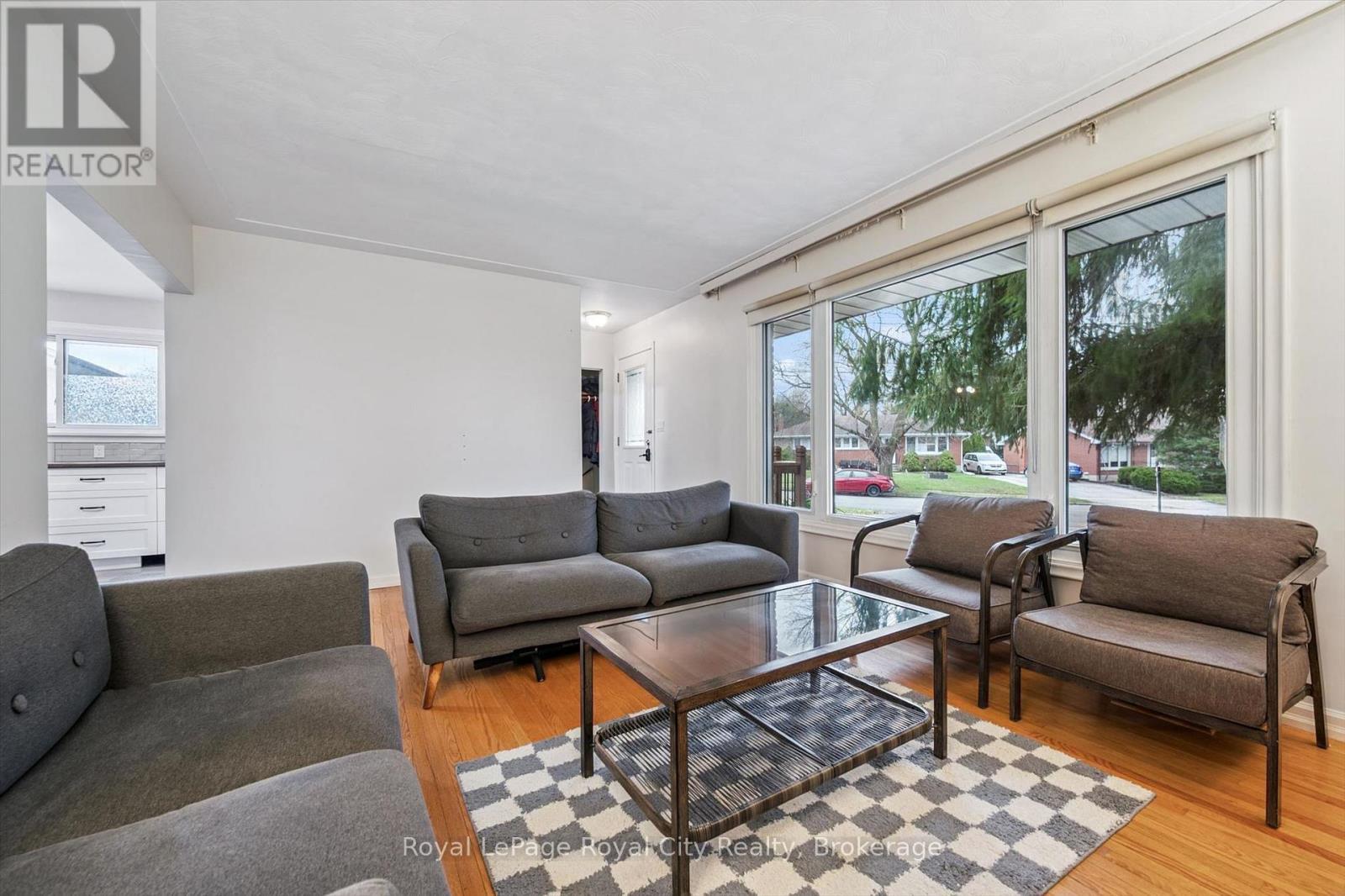 












12 DEL MAR BOULEVARD

,
Guelph (St. George's),




Ontario
N1E2K8

