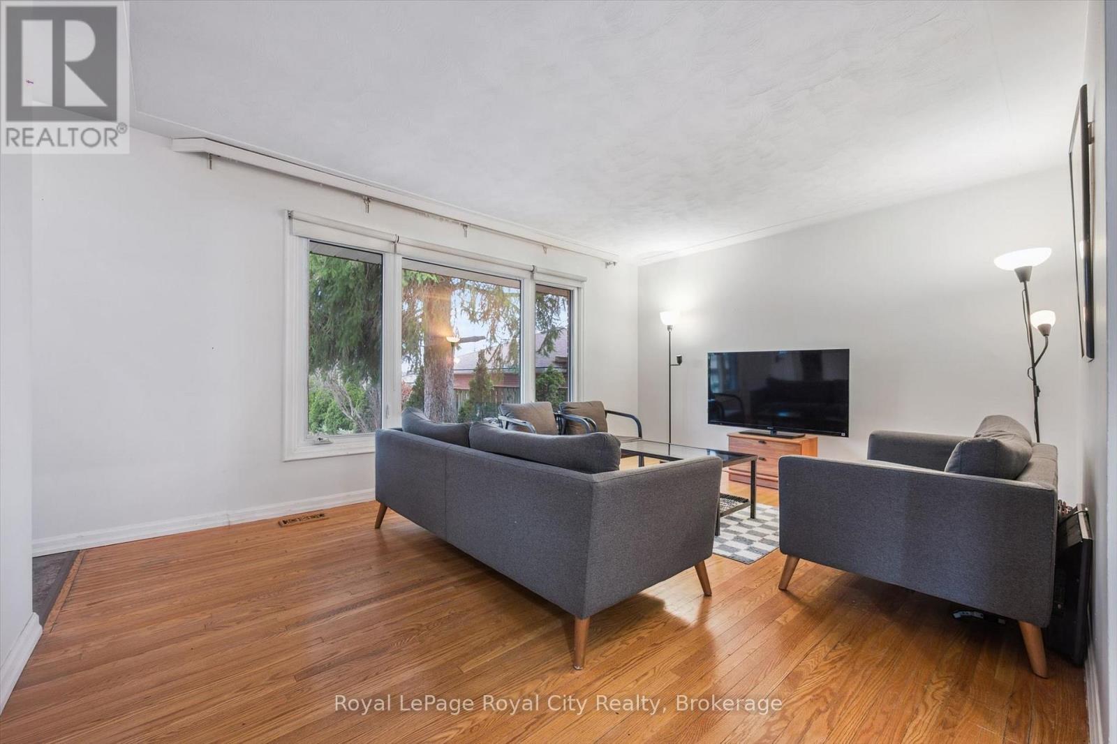 












12 DEL MAR BOULEVARD

,
Guelph (St. George's),




Ontario
N1E2K8

