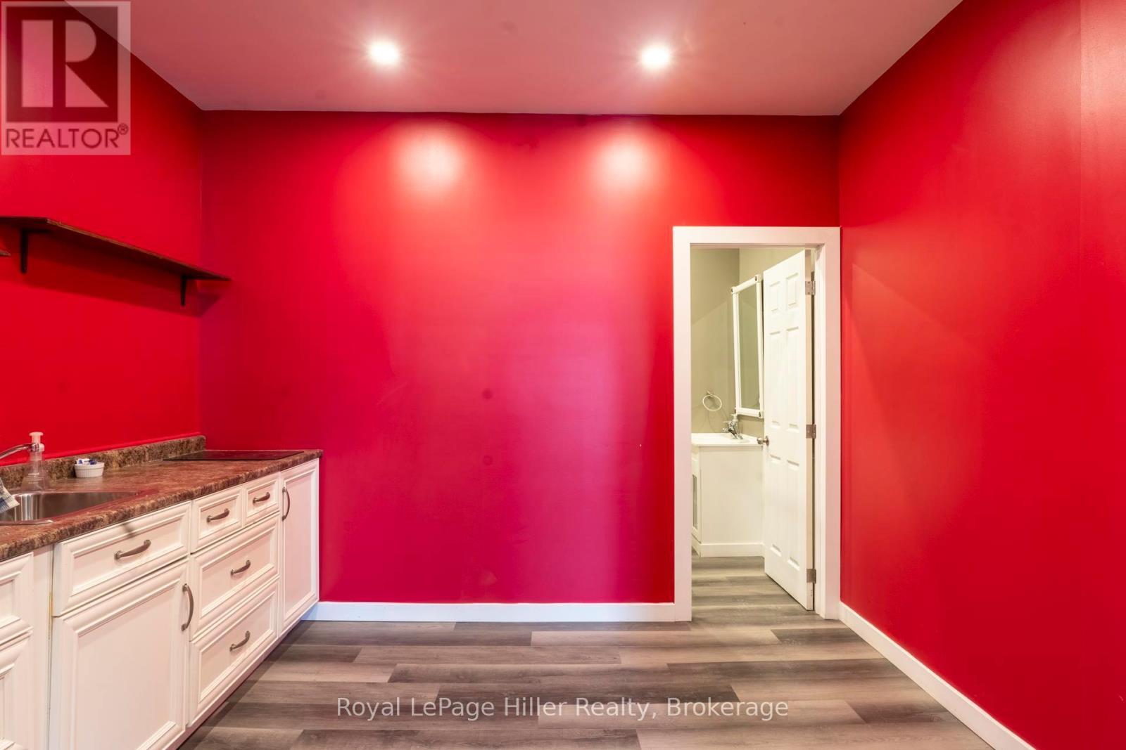 












21 MARKET PLACE E

,
Stratford,




Ontario
N5A1A4

