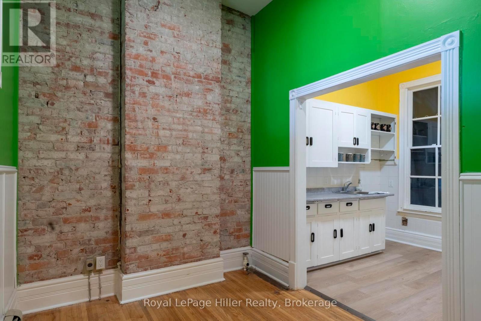 












21 MARKET PLACE E

,
Stratford,




Ontario
N5A1A4

