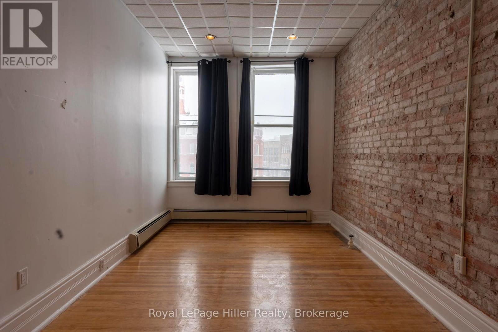 












21 MARKET PLACE E

,
Stratford,




Ontario
N5A1A4

