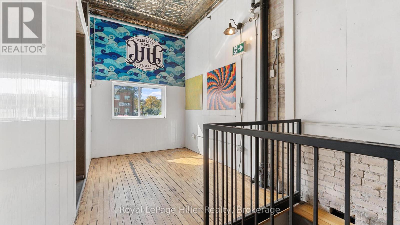 












21 MARKET PLACE E

,
Stratford,




Ontario
N5A1A4

