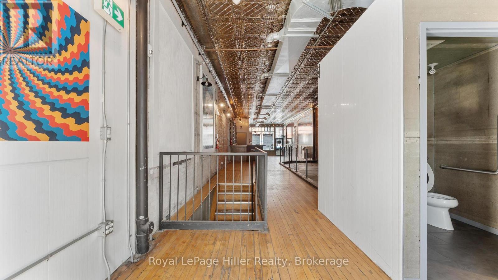 












21 MARKET PLACE E

,
Stratford,




Ontario
N5A1A4

