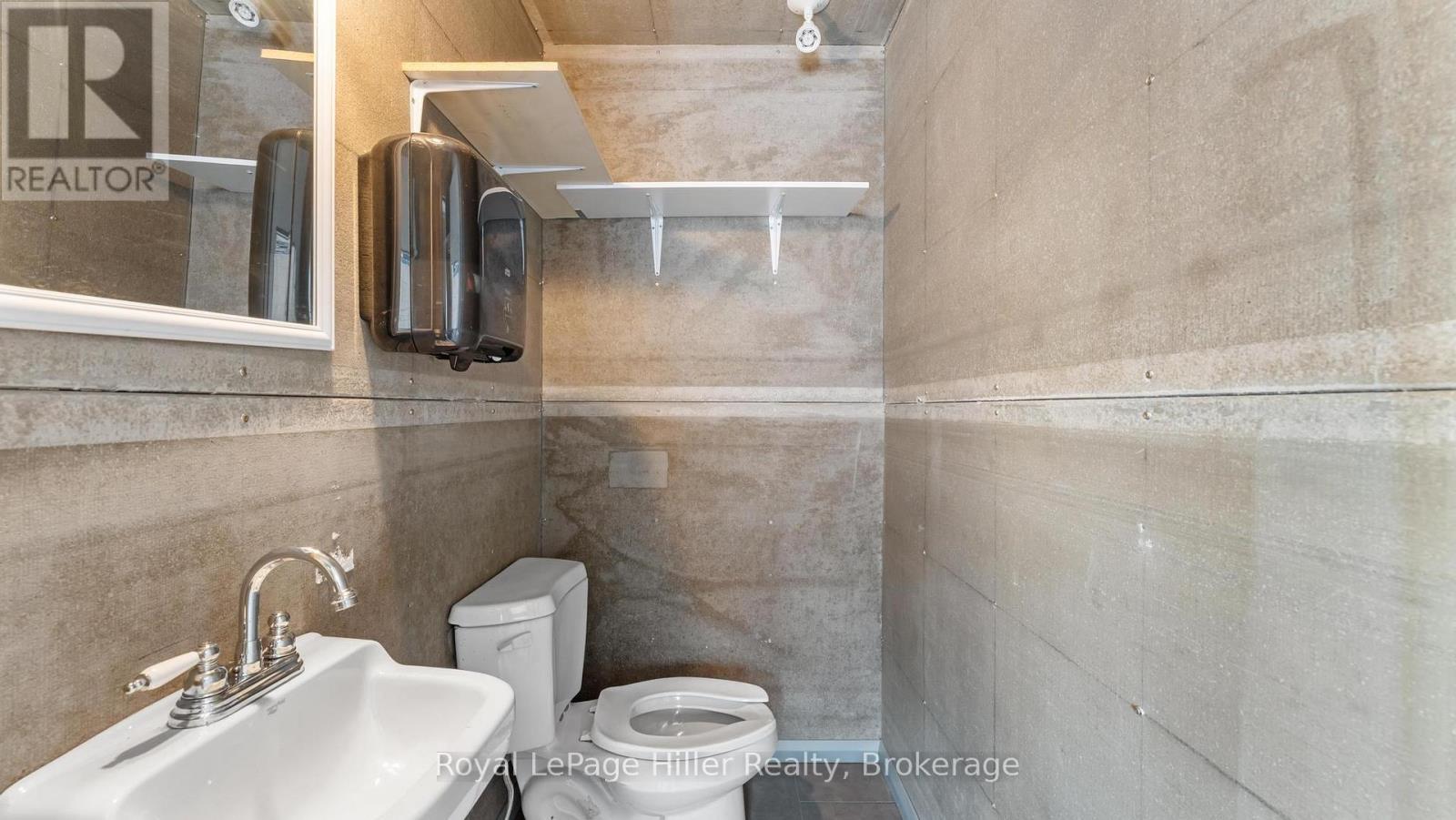 












21 MARKET PLACE E

,
Stratford,




Ontario
N5A1A4

