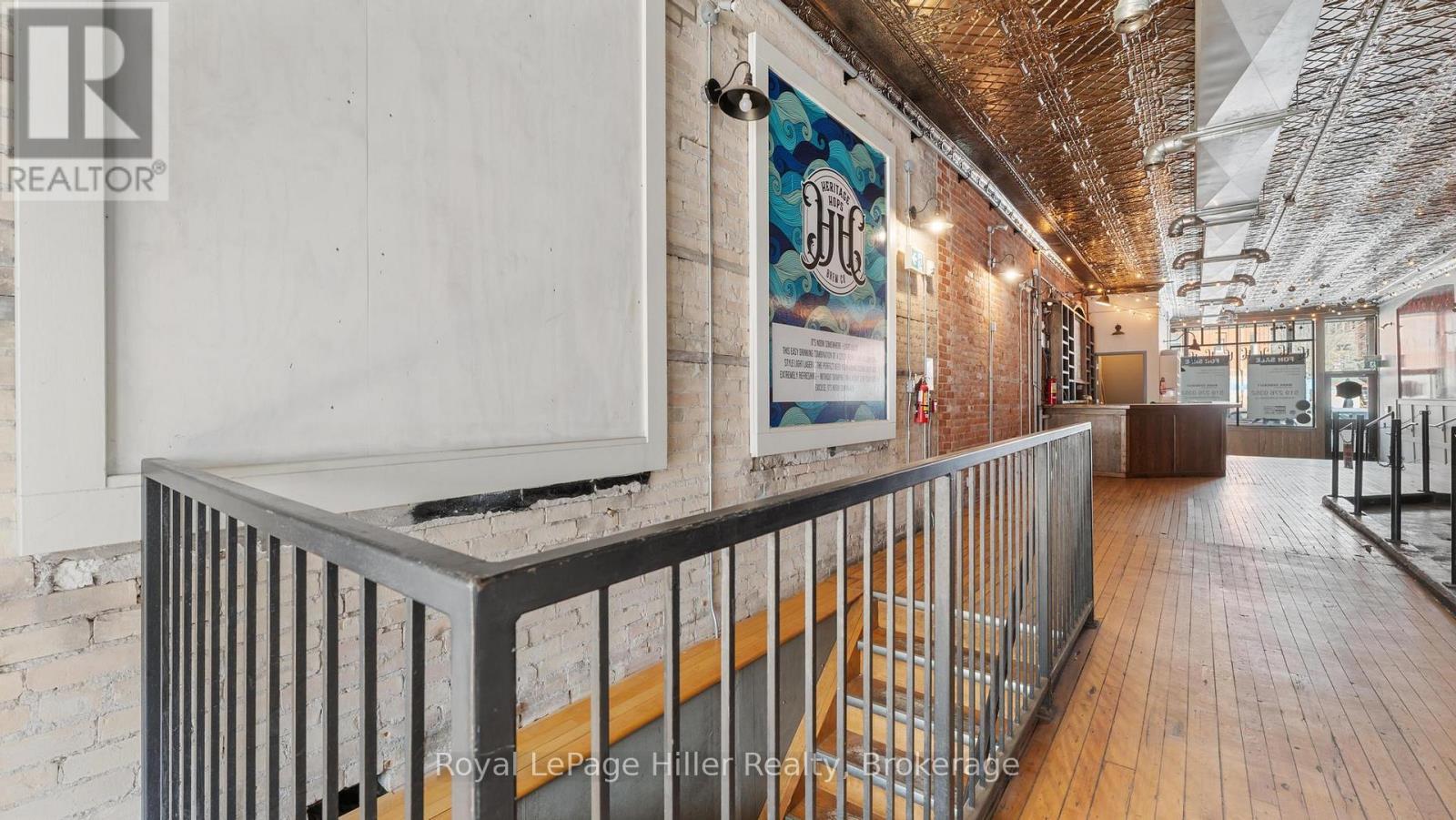 












21 MARKET PLACE E

,
Stratford,




Ontario
N5A1A4

