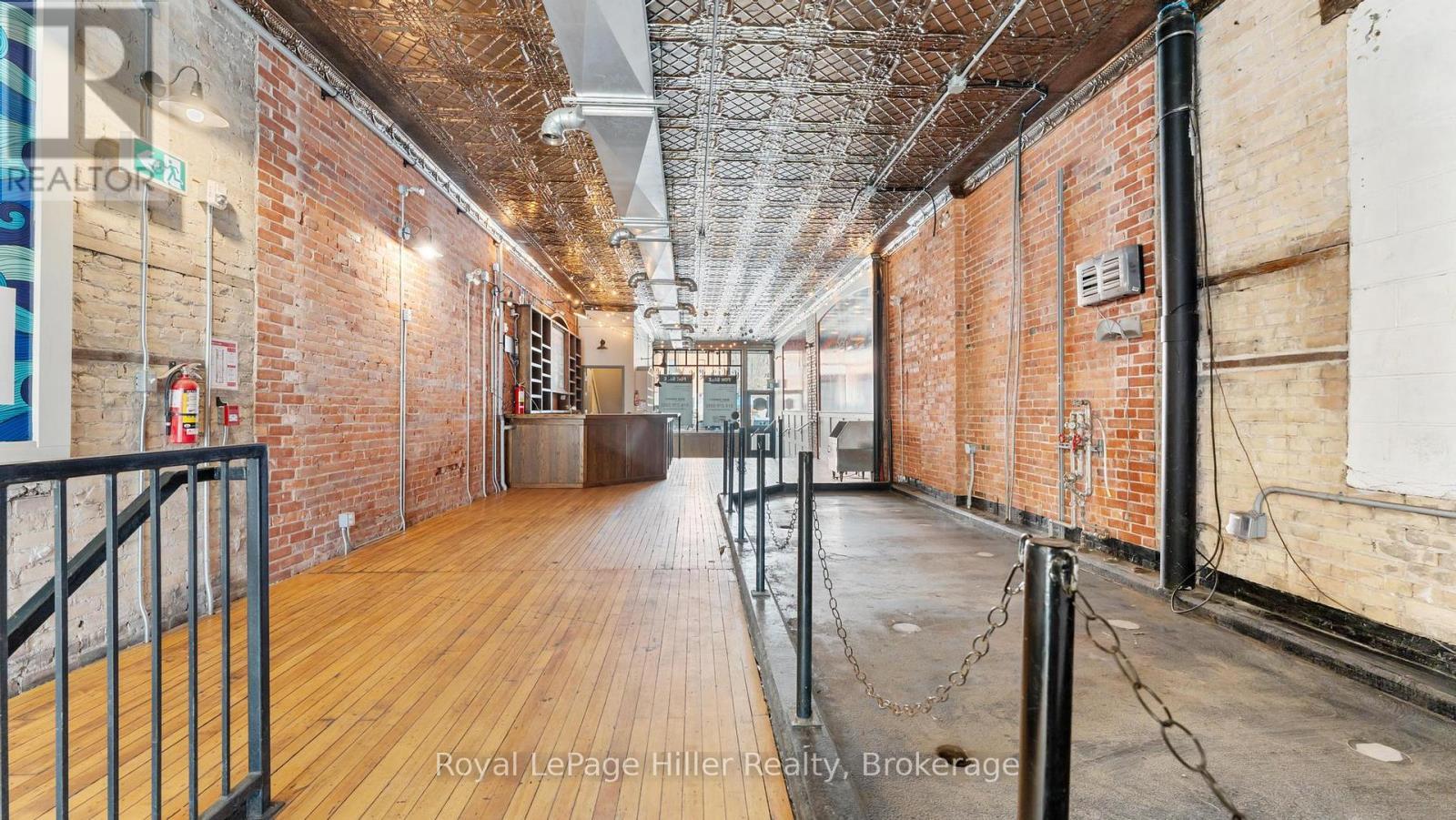 












21 MARKET PLACE E

,
Stratford,




Ontario
N5A1A4

