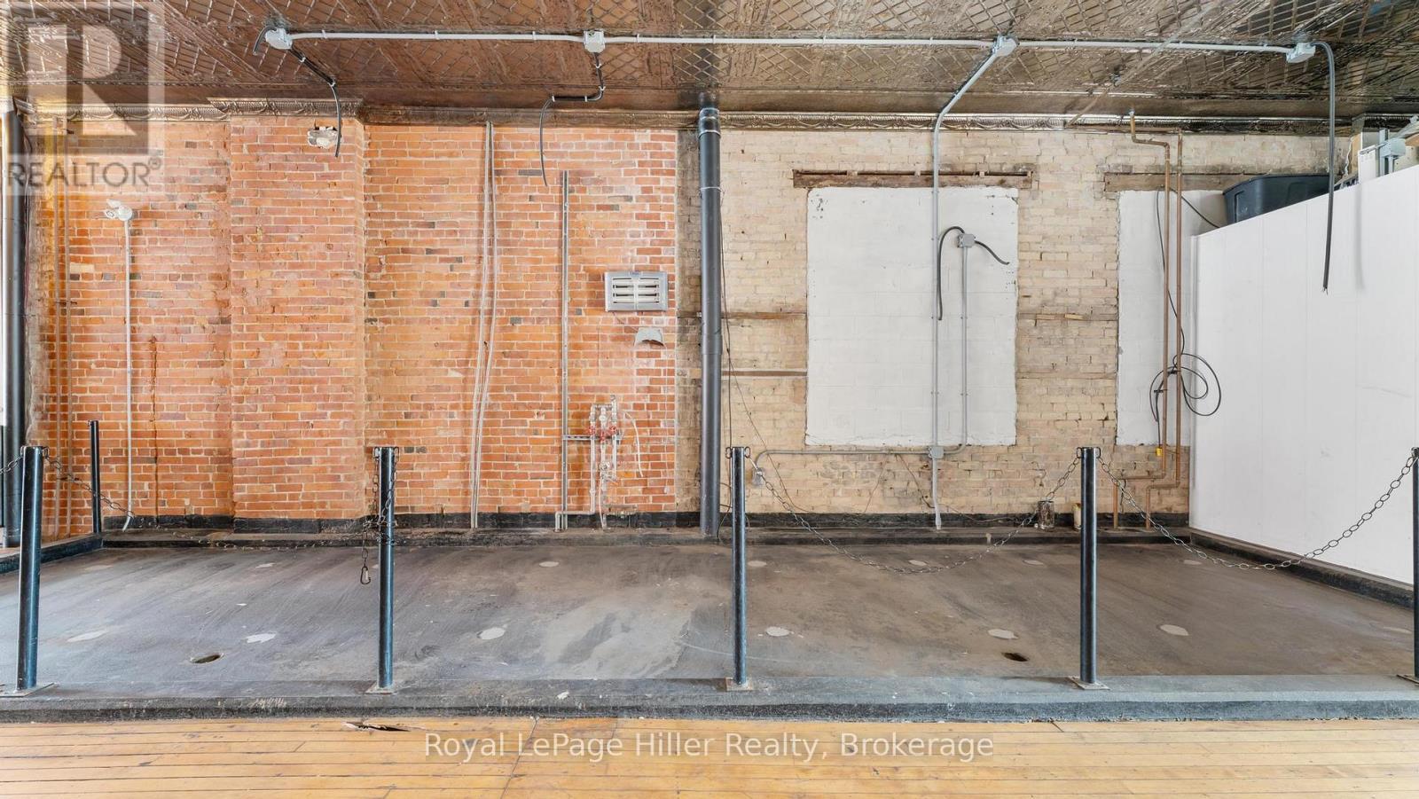 












21 MARKET PLACE E

,
Stratford,




Ontario
N5A1A4

