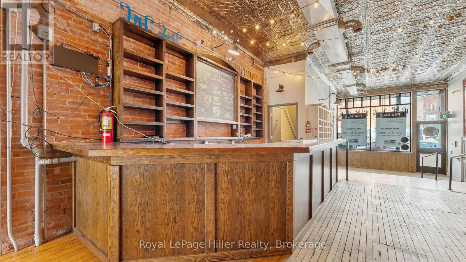 












21 MARKET PLACE E

,
Stratford,




Ontario
N5A1A4

