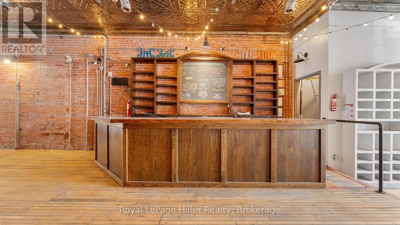 












21 MARKET PLACE E

,
Stratford,




Ontario
N5A1A4

