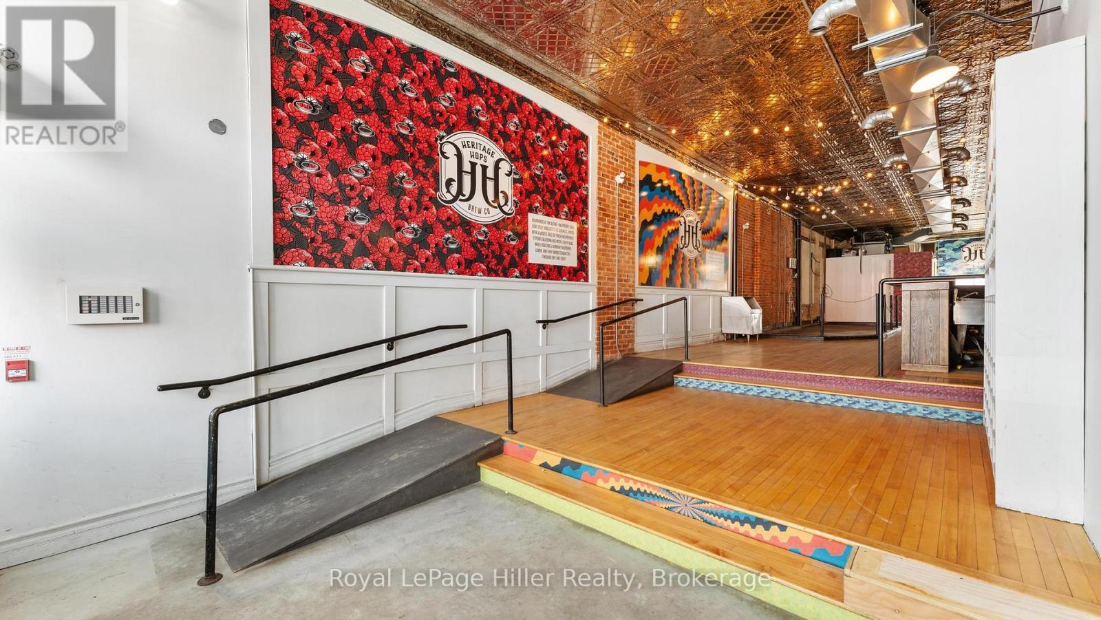 












21 MARKET PLACE E

,
Stratford,




Ontario
N5A1A4

