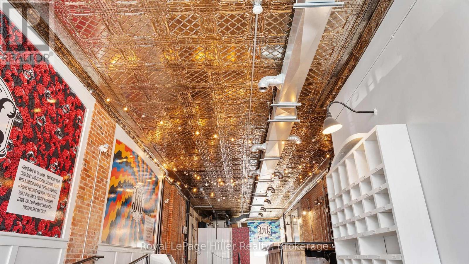 












21 MARKET PLACE E

,
Stratford,




Ontario
N5A1A4

