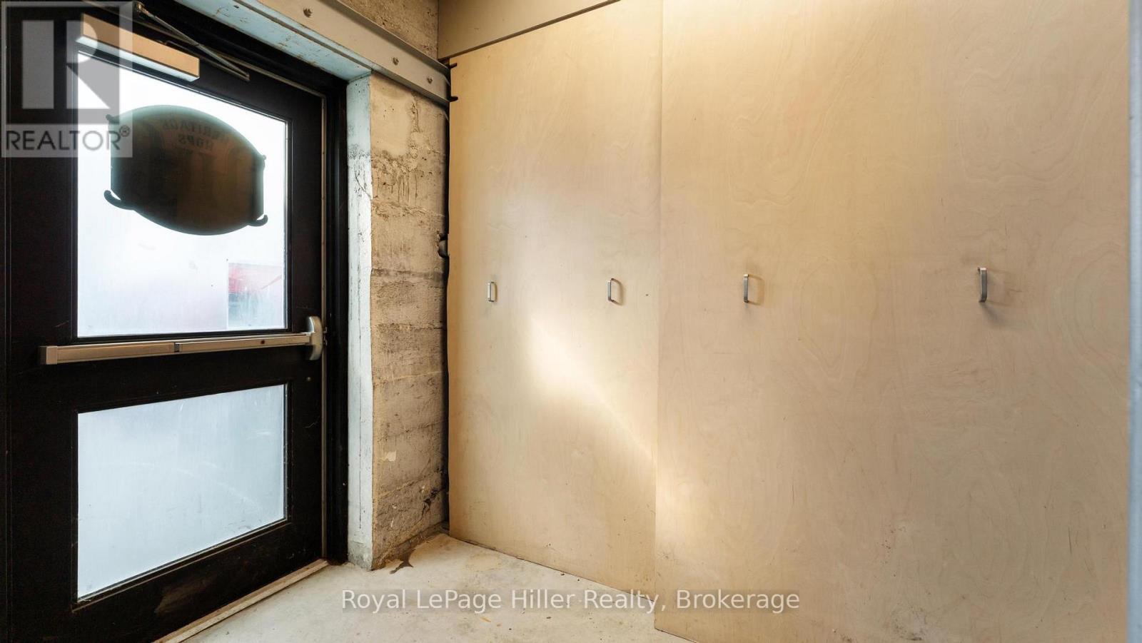 












21 MARKET PLACE E

,
Stratford,




Ontario
N5A1A4

