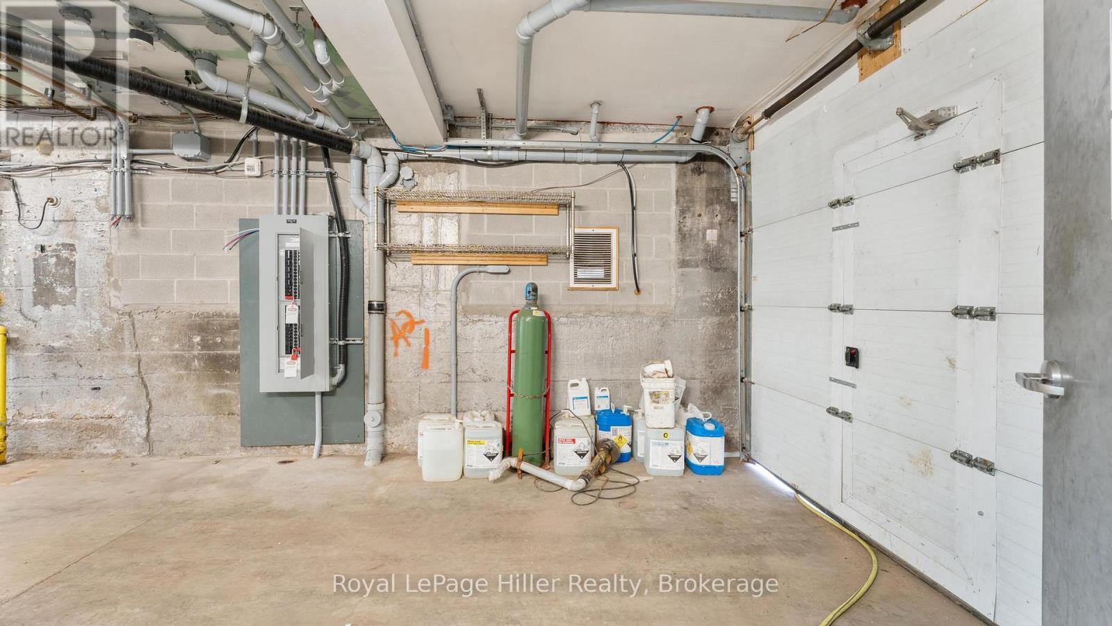 












21 MARKET PLACE E

,
Stratford,




Ontario
N5A1A4

