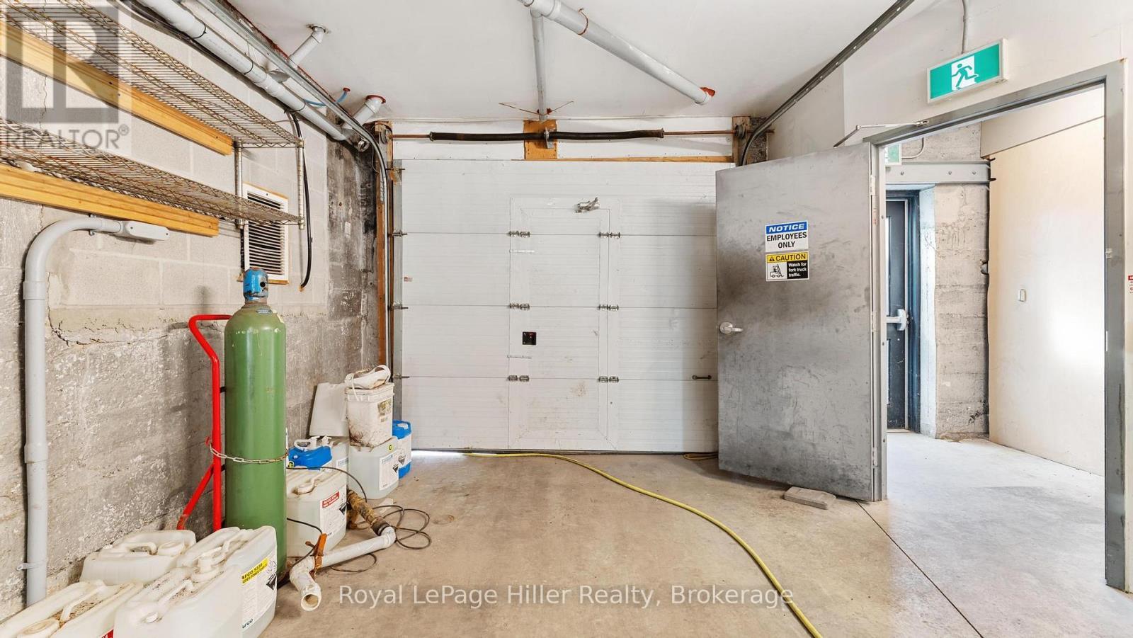 












21 MARKET PLACE E

,
Stratford,




Ontario
N5A1A4

