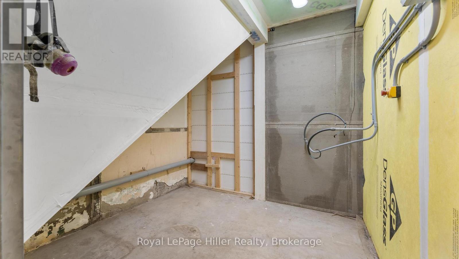 












21 MARKET PLACE E

,
Stratford,




Ontario
N5A1A4

