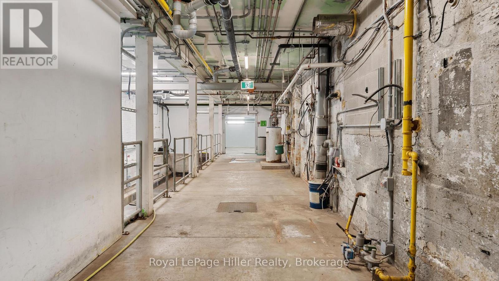 












21 MARKET PLACE E

,
Stratford,




Ontario
N5A1A4

