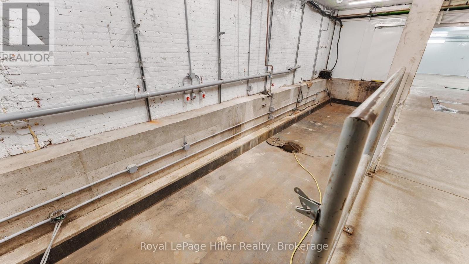 












21 MARKET PLACE E

,
Stratford,




Ontario
N5A1A4

