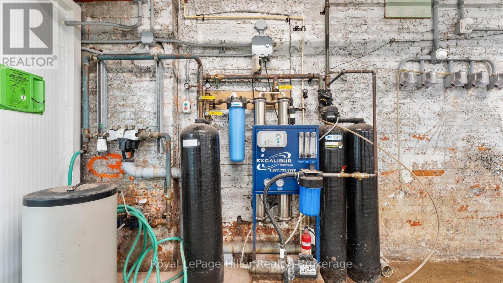 












21 MARKET PLACE E

,
Stratford,




Ontario
N5A1A4

