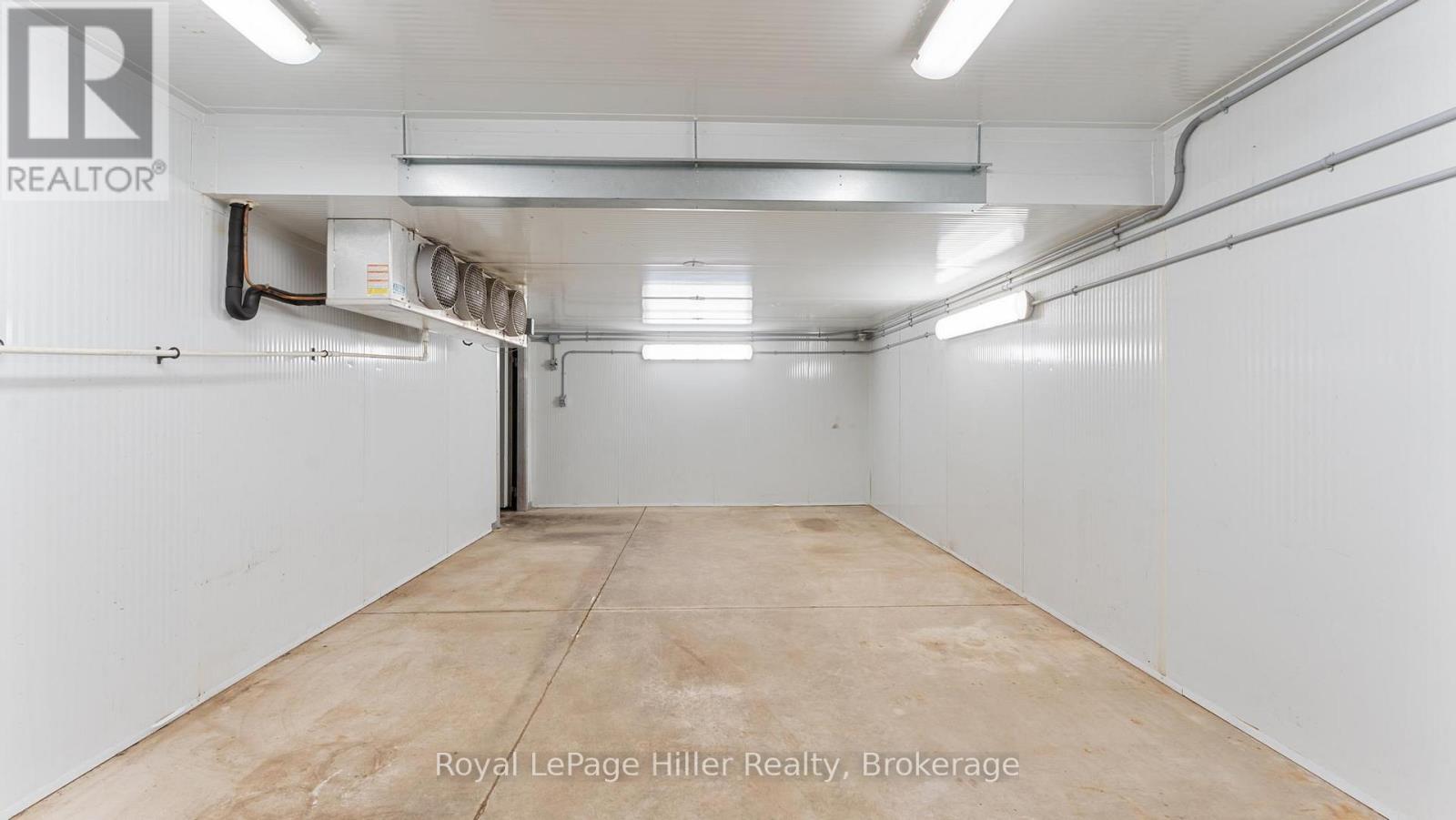 












21 MARKET PLACE E

,
Stratford,




Ontario
N5A1A4

