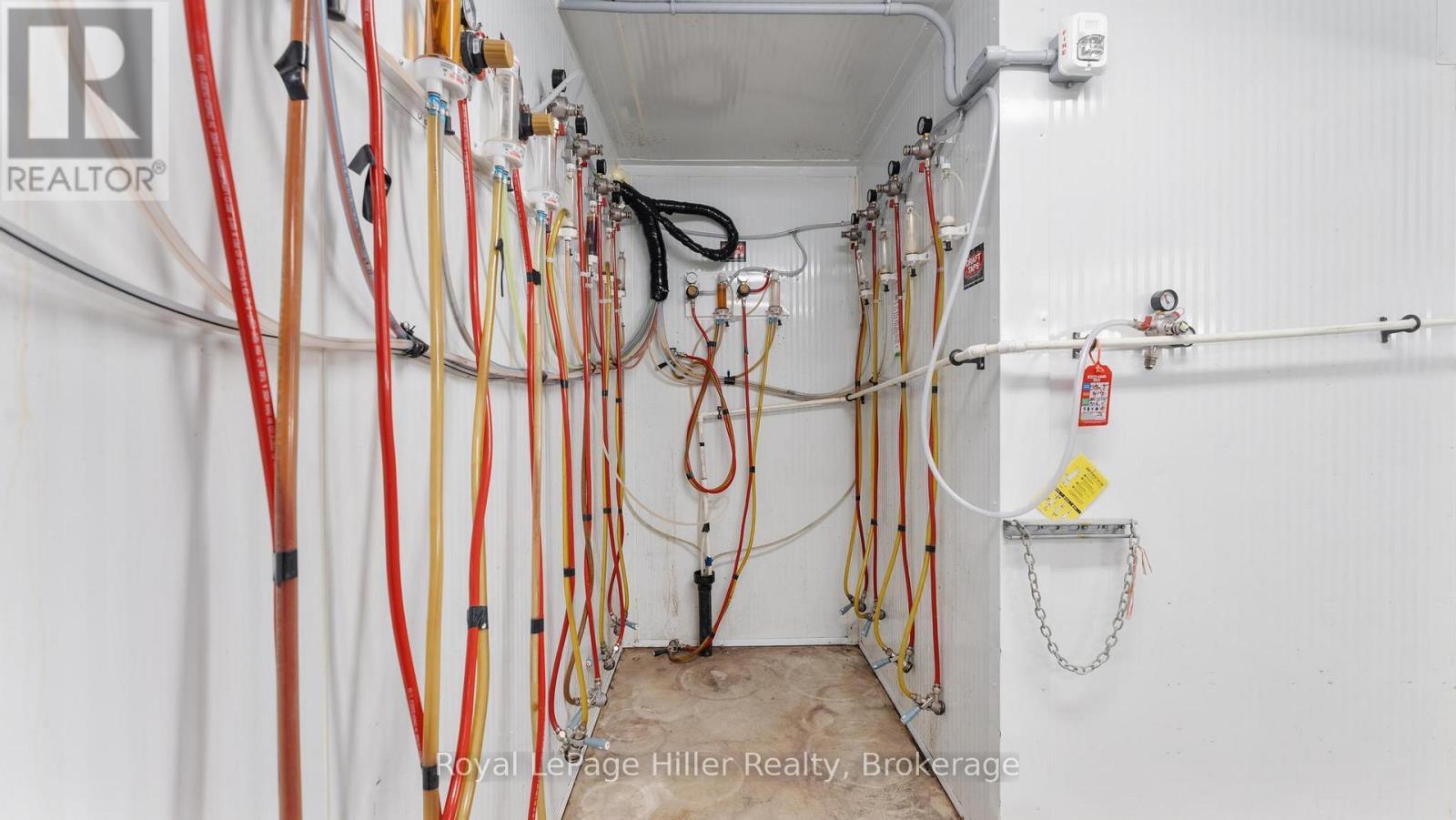 












21 MARKET PLACE E

,
Stratford,




Ontario
N5A1A4

