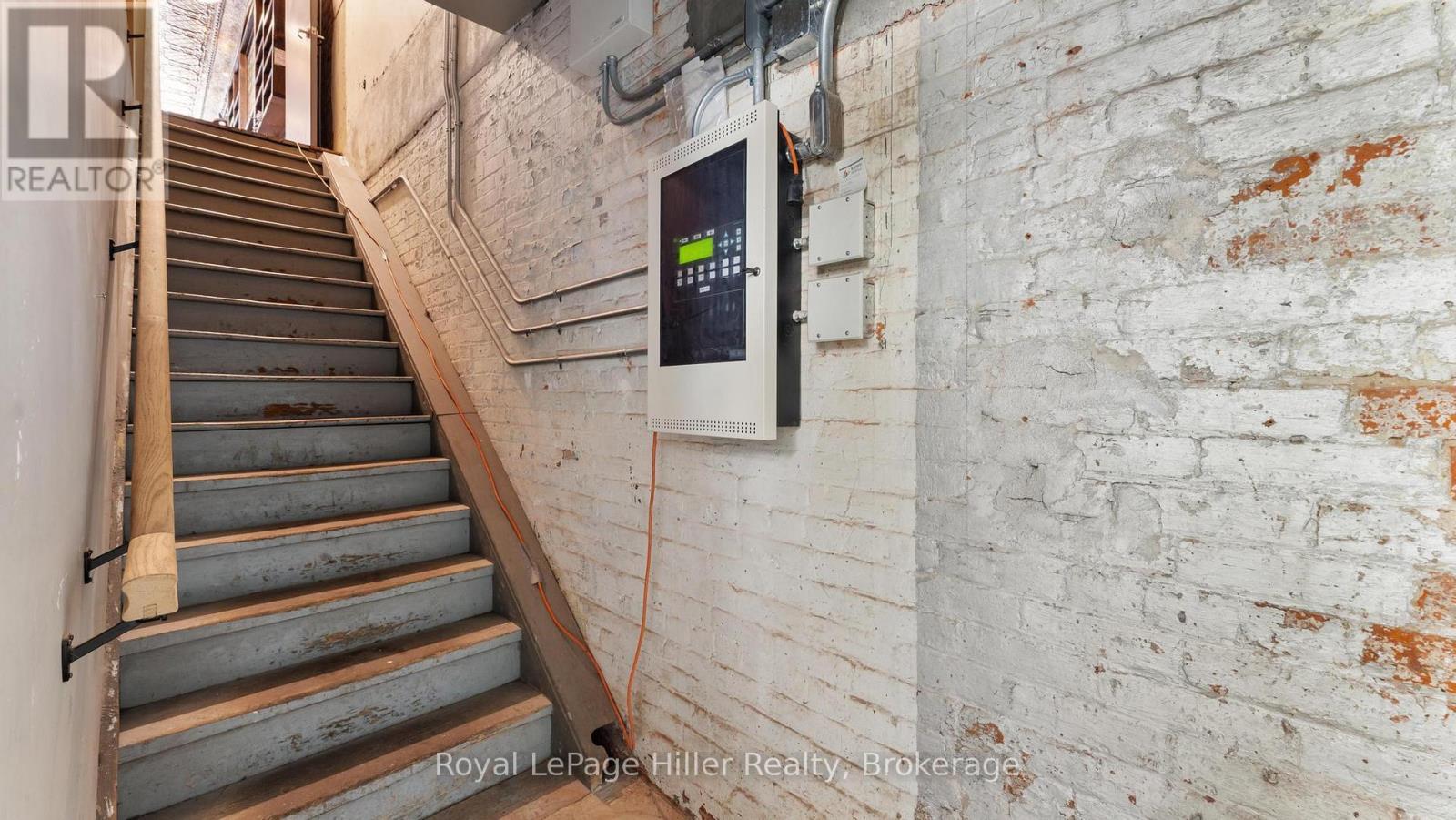 












21 MARKET PLACE E

,
Stratford,




Ontario
N5A1A4

