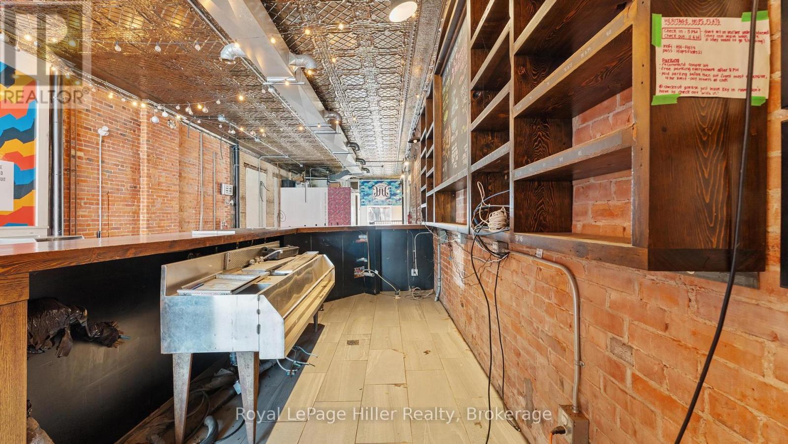 












21 MARKET PLACE E

,
Stratford,




Ontario
N5A1A4

