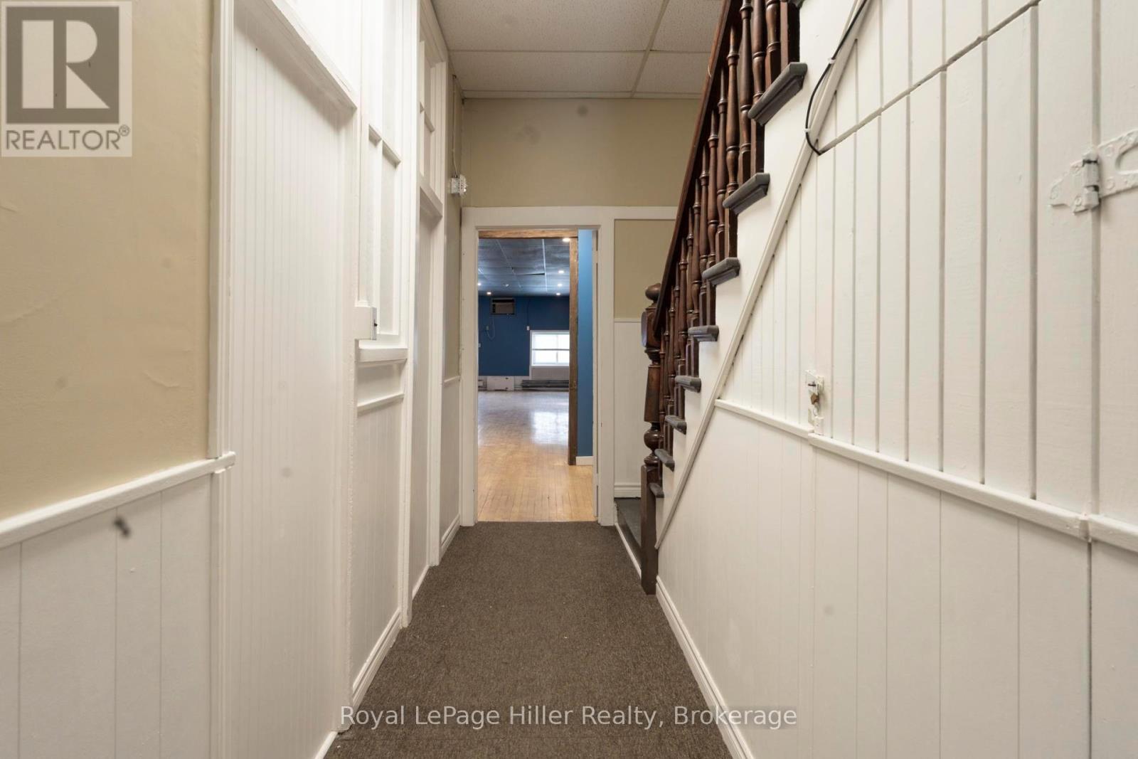 












21 MARKET PLACE E

,
Stratford,




Ontario
N5A1A4

