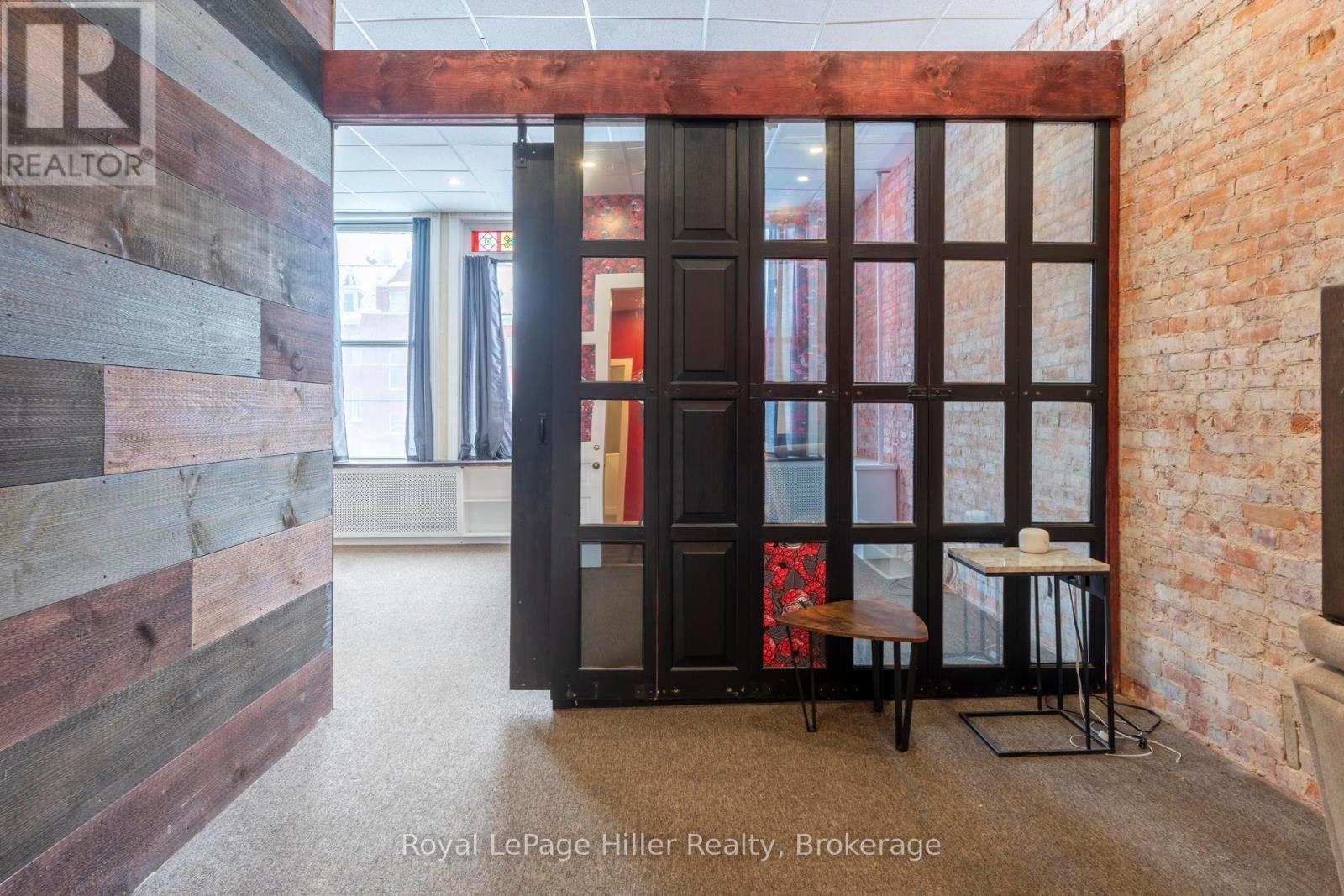 












21 MARKET PLACE E

,
Stratford,




Ontario
N5A1A4

