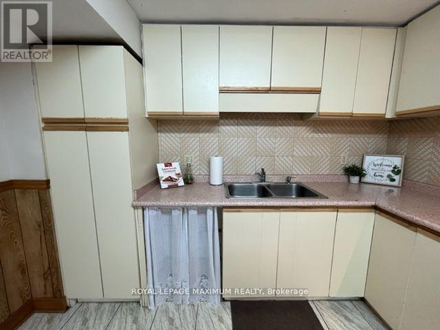 












LOWER - 48 PLOWSHARE CRESCENT

,
Toronto,




Ontario
M9V4Y2

