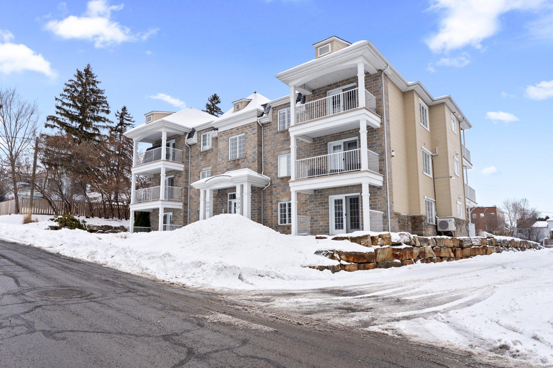 









43


Rue des Maires

,
Lavaltrie,




QC
J5T1C7

