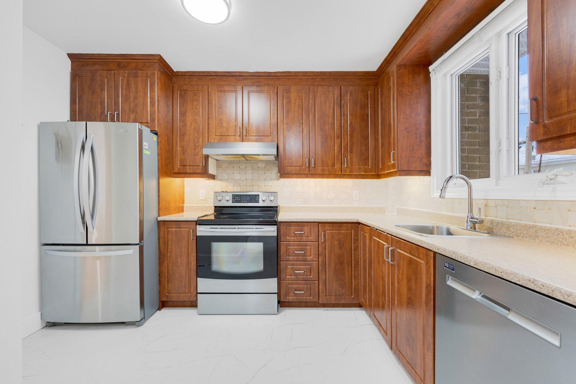 









5627


Av. Melling

,
Côte-Saint-Luc,




QC
H4W2C1

