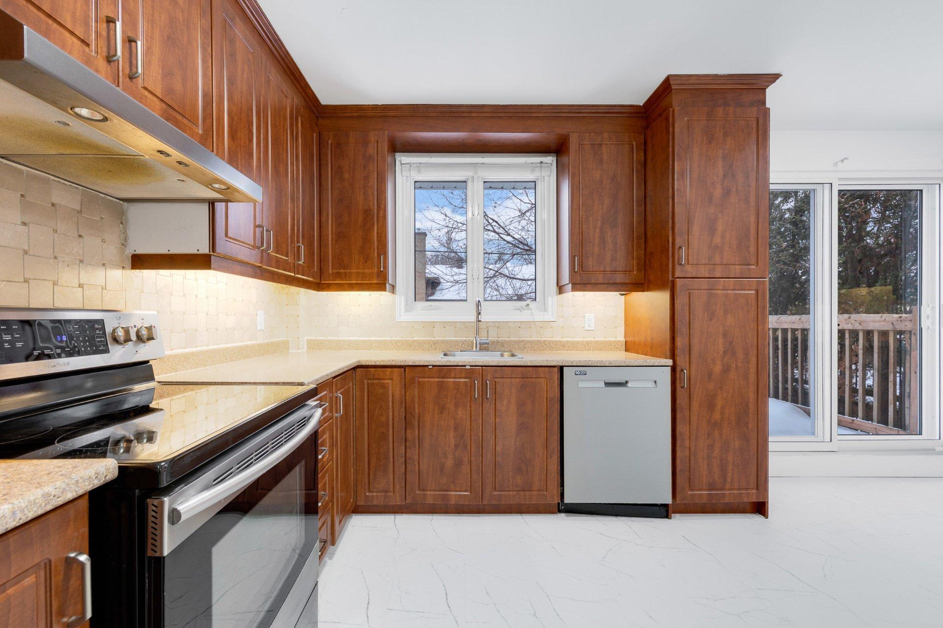 









5627


Av. Melling

,
Côte-Saint-Luc,




QC
H4W2C1

