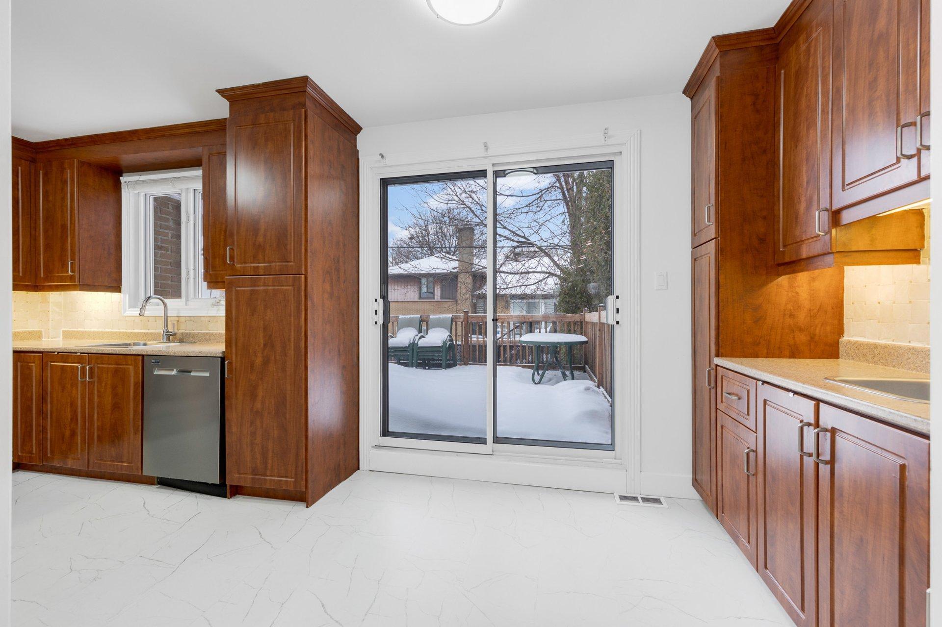 









5627


Av. Melling

,
Côte-Saint-Luc,




QC
H4W2C1

