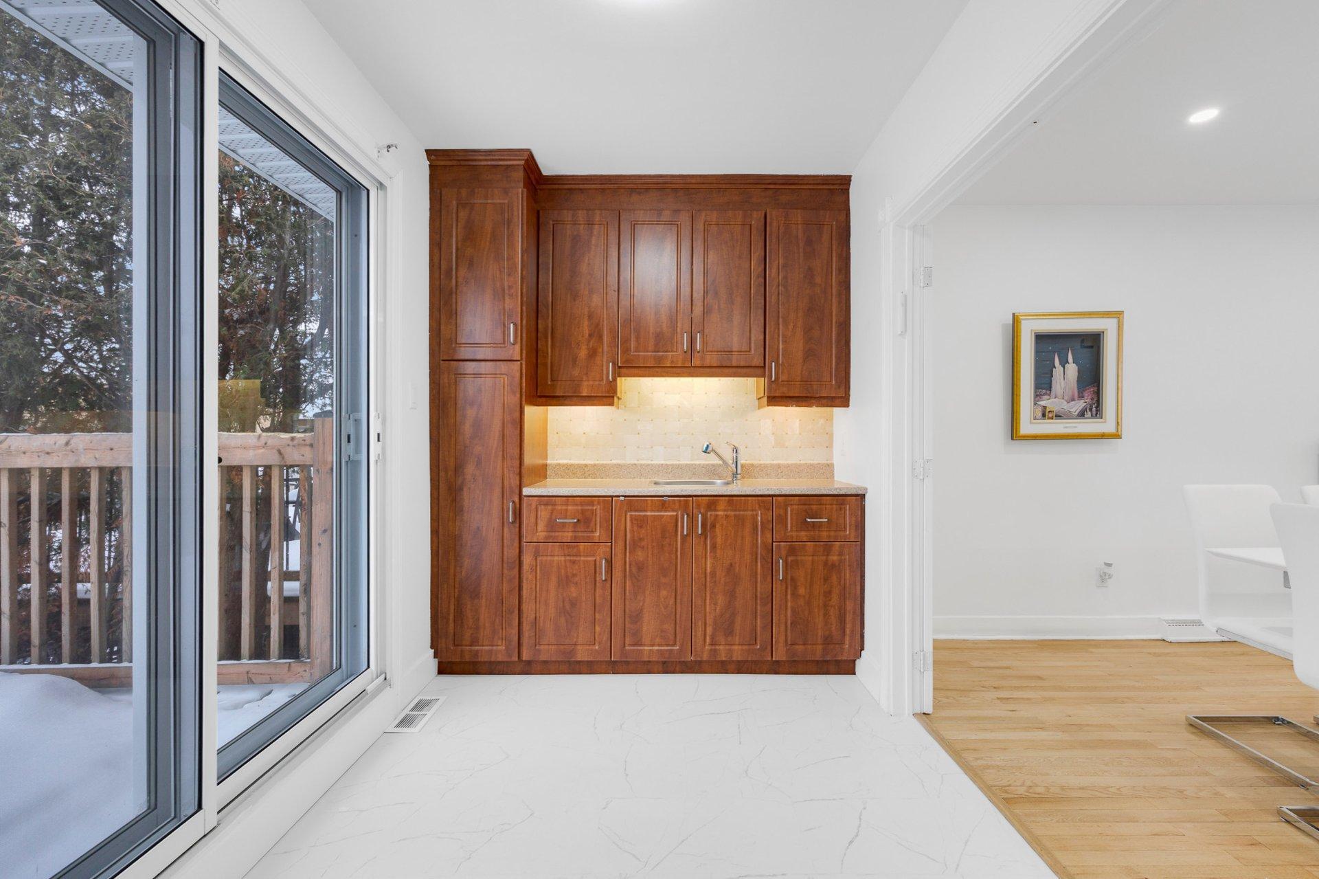 









5627


Av. Melling

,
Côte-Saint-Luc,




QC
H4W2C1

