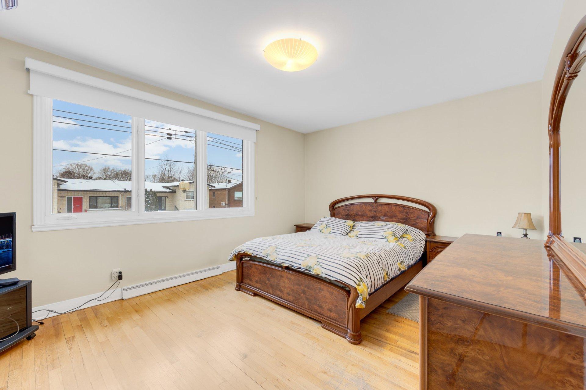 









5627


Av. Melling

,
Côte-Saint-Luc,




QC
H4W2C1

