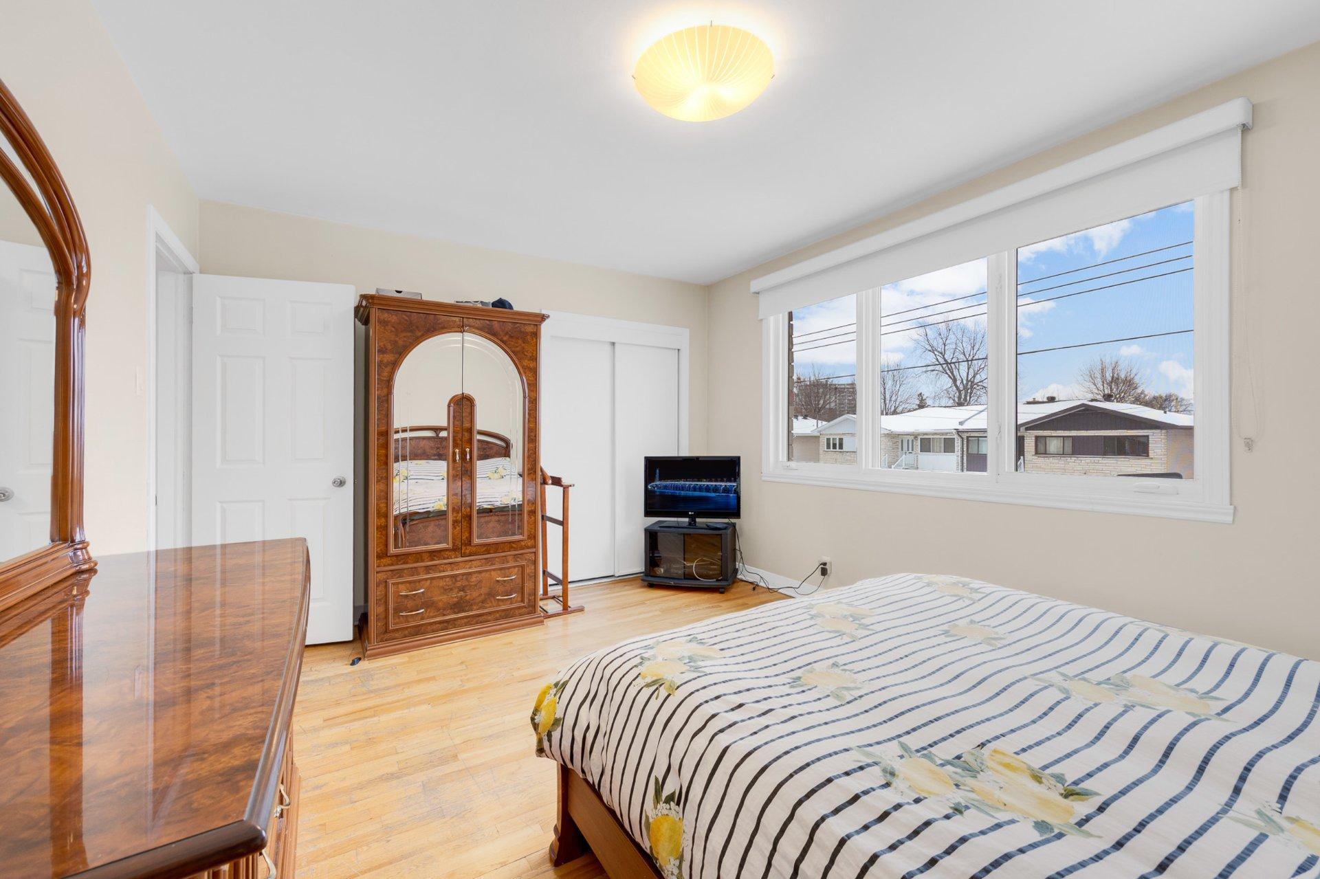 









5627


Av. Melling

,
Côte-Saint-Luc,




QC
H4W2C1

